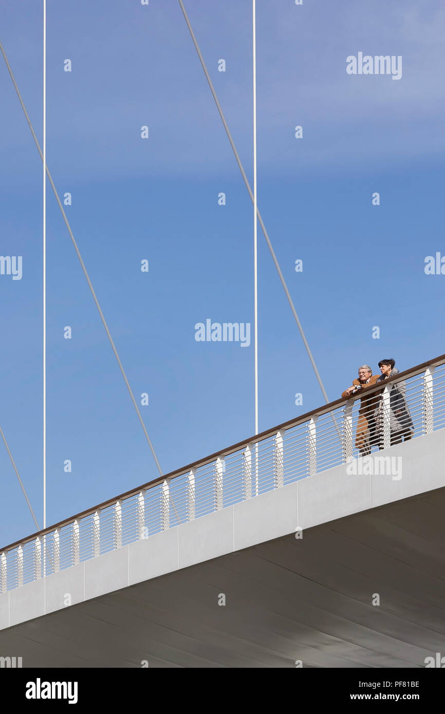 Les piétons à la recherche sur le côté de la Cittadella Pont. Pont Cittadella, Alessandria, Italie. Architecte : Richard Meier et partenaires, 2017. Banque D'Images