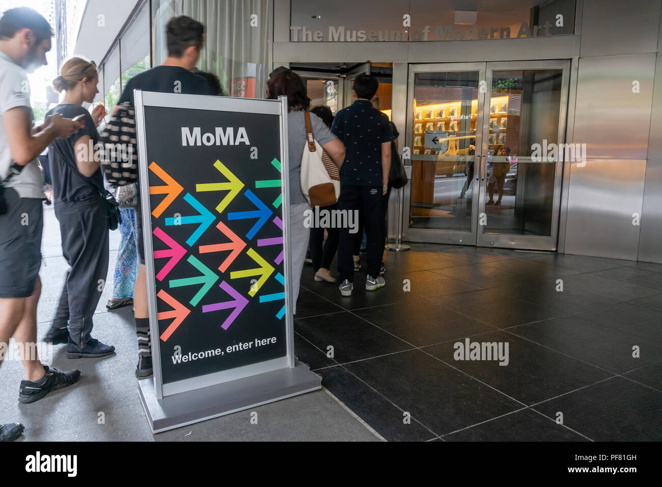 Les personnes qui désirent visiter le musée d'Art Moderne MoMA de New York City Banque D'Images