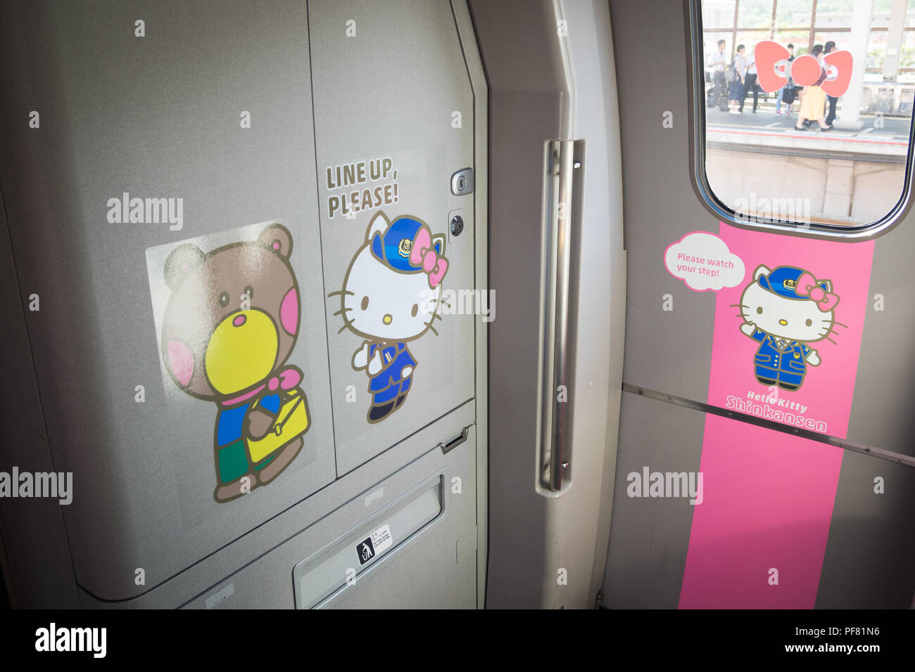 L'intérieur de l'Hello Kitty Hello Kitty Shinkansen (Bullet train), qui est décoré de Hello Kitty et d'autres personnages de Sanrio. Le Japon. Banque D'Images