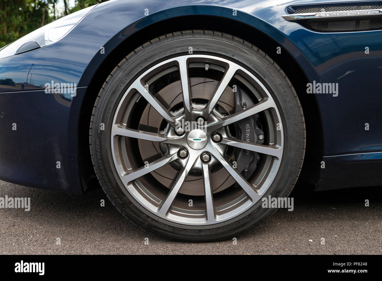 Une Aston Martin Rapide S berline sport quatre portes photographiées à Aston Martin de sa nouvelle unité de production à St Athan dans la vallée de Glamorgan. Banque D'Images