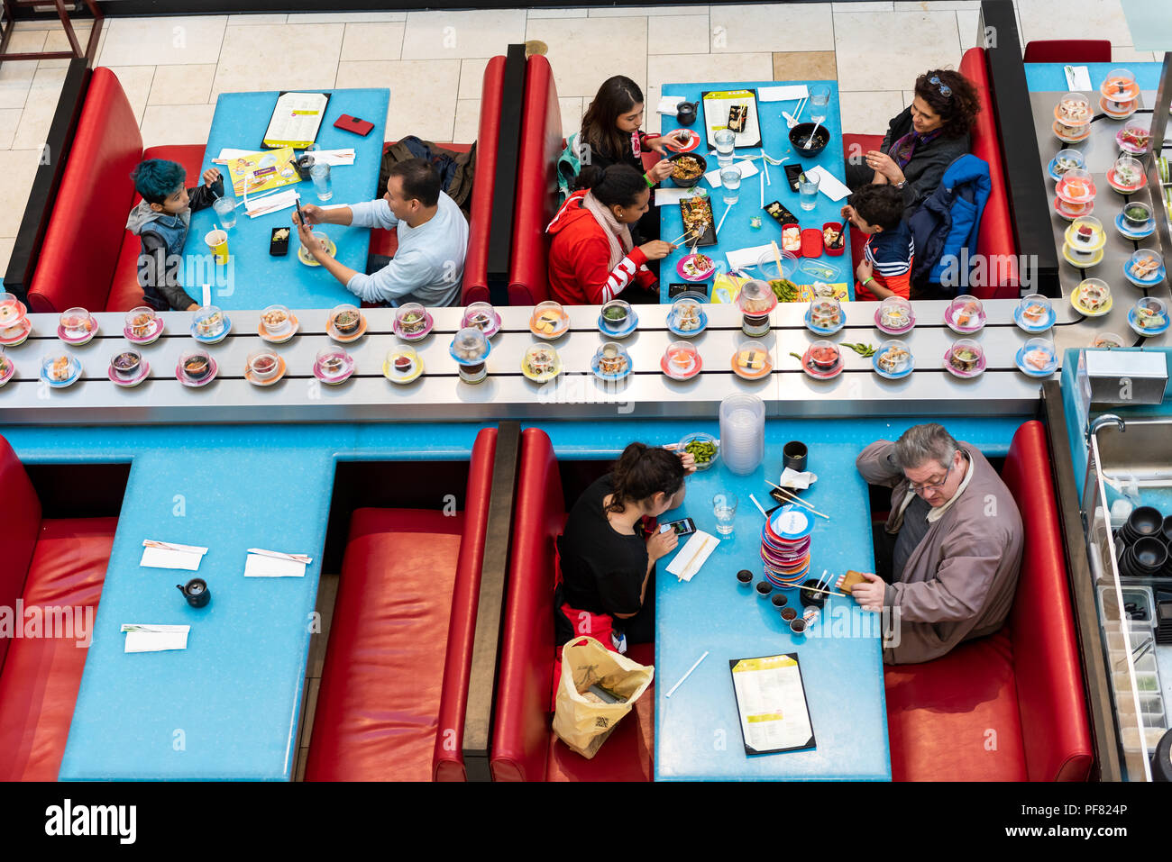 Tysons Corner, Etats-Unis - le 26 janvier 2018 : Le Wasabi Sushi restaurant, café avec les gens assis, manger, bande de ramener de la nourriture, des repas, vaisselle, plaques w Banque D'Images