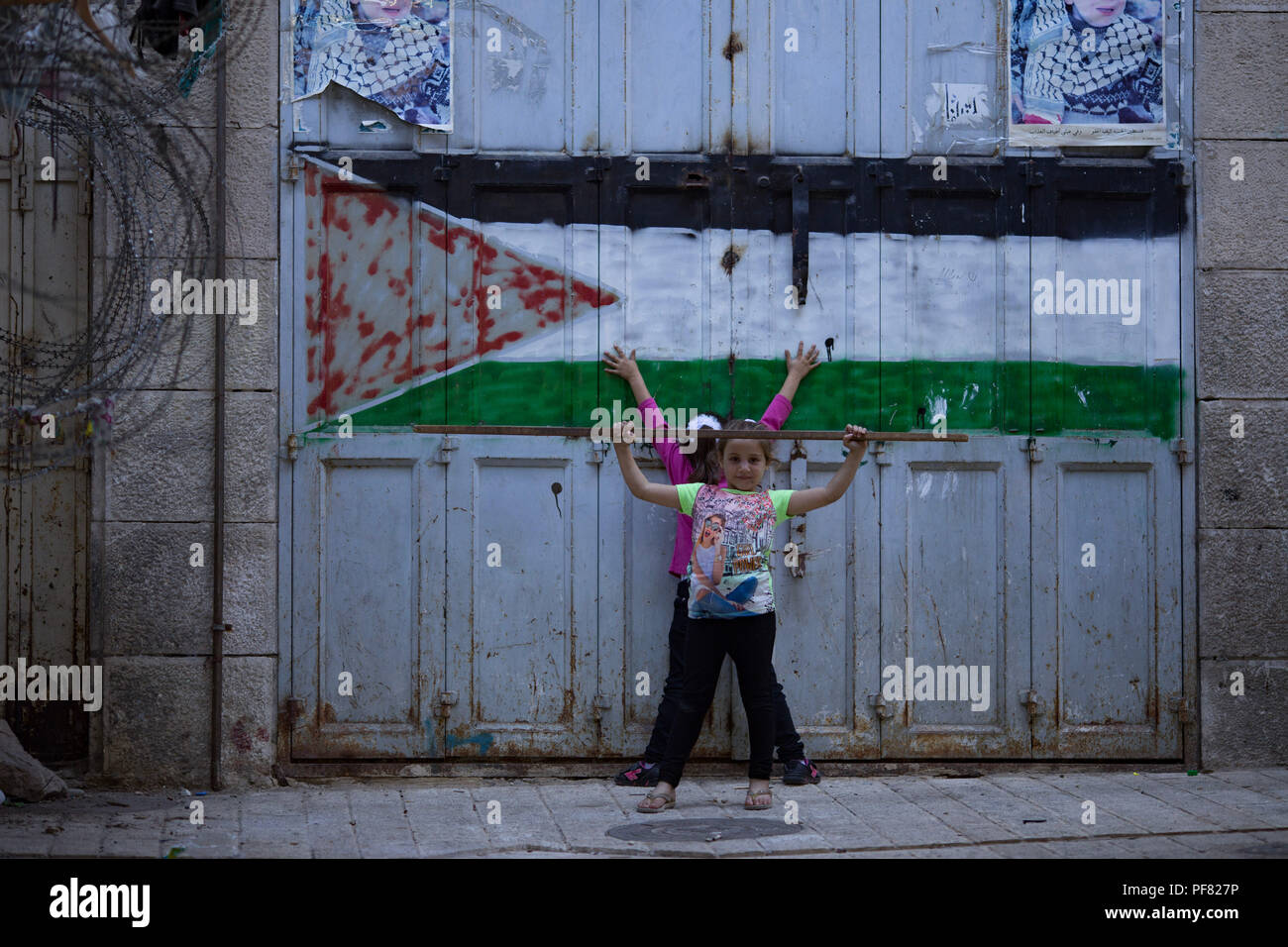 Image 1  = un pneu en feu dans la ville de Hébron, en Palestine. Image 2  = Deux soldats des FDI à une protestation en Palestine. Image 3  = Deux filles palestiniennes Banque D'Images
