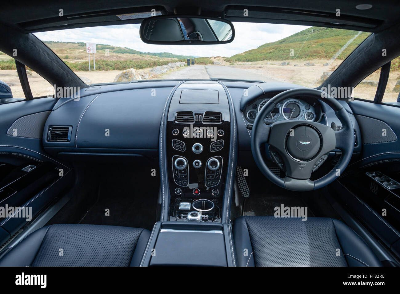 L'intérieur d'une Aston Martin Rapide S berline sport quatre portes  photographié dans la vallée de Glamorgan Photo Stock - Alamy