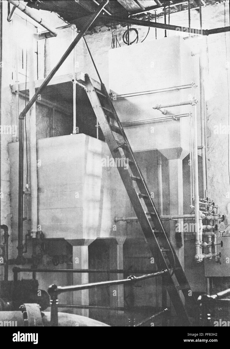 Système de filtration de l'eau à l'intérieur de l'usine d'hypochlorite de Duluth, Minnesota, 1913. Image courtoisie Centres for Disease Control (CDC) / Ministère de la Santé du Minnesota, R.N. Bibliothèque de Barr, bibliothécaires Melissa Rethlefsen et Marie Jones. () Banque D'Images