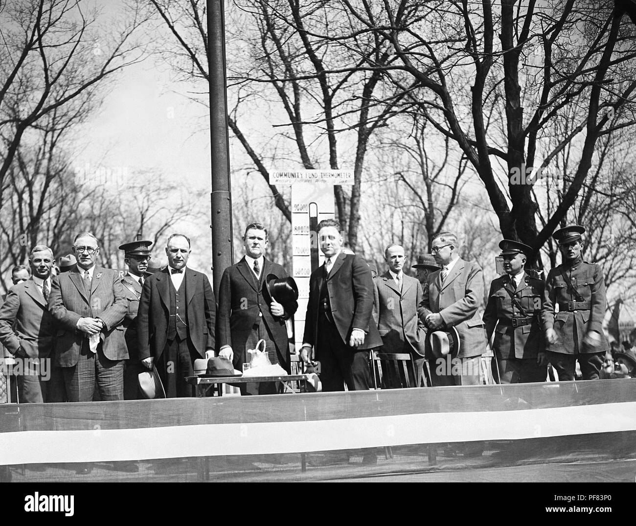 Groupe de représentants élus et officiers militaires monté sur un stand de révision à l'occasion de la Journée de la Santé de l'enfant, de l'Ohio, 1950. Image courtoisie Centres for Disease Control (CDC) / Ministère de la Santé du Minnesota, R.N. Bibliothèque de Barr, bibliothécaires Melissa Rethlefsen et Marie Jones. () Banque D'Images
