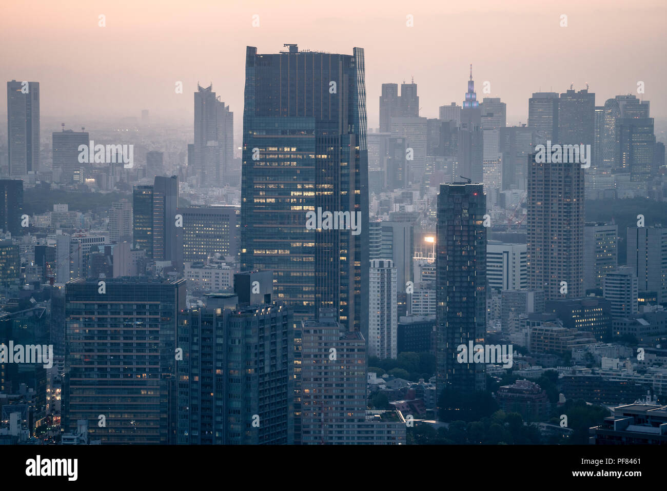 City skyline at Dusk brumeux Banque D'Images