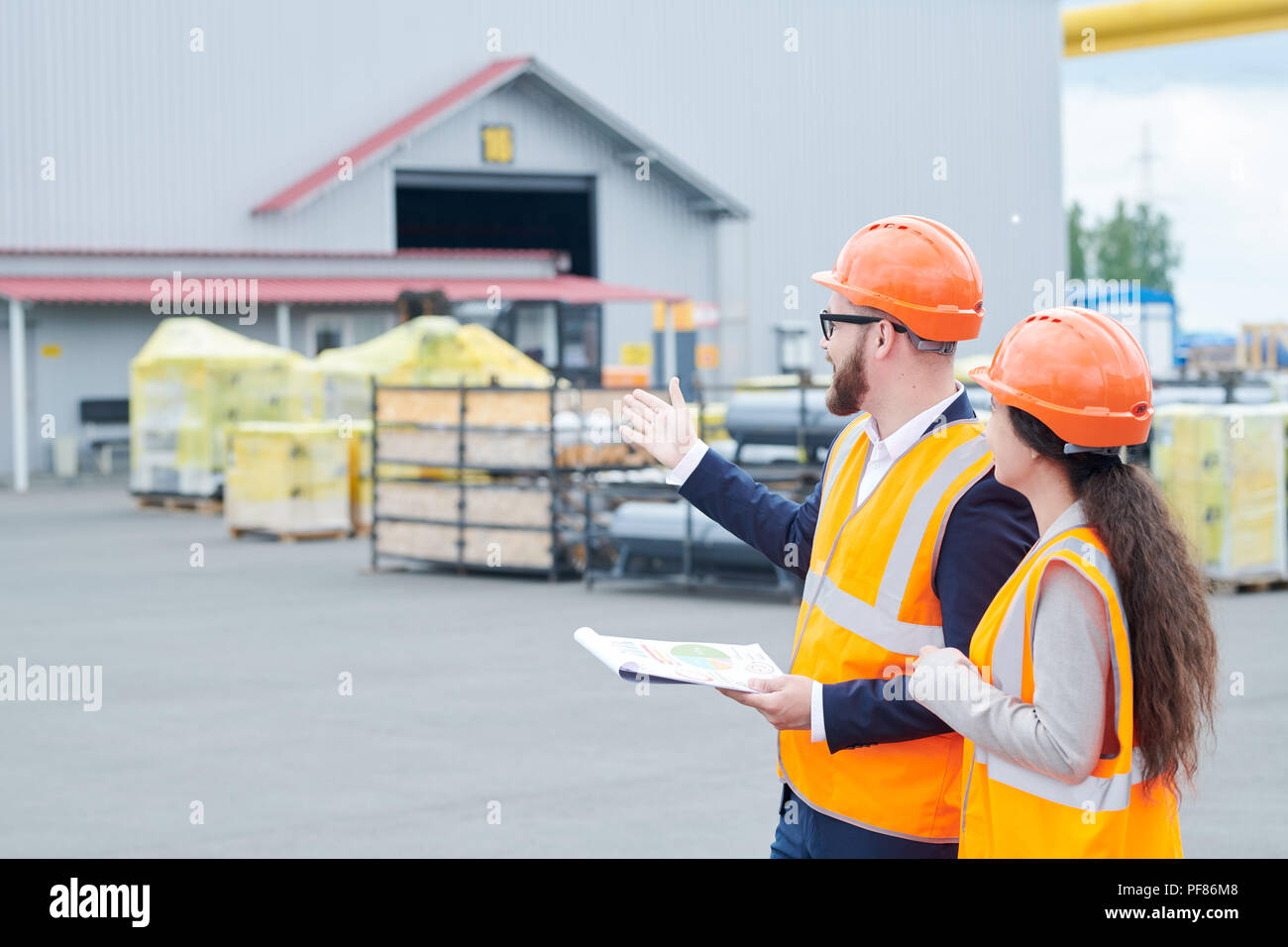 Contremaître d'usine l'enseignement à travailleur Banque D'Images