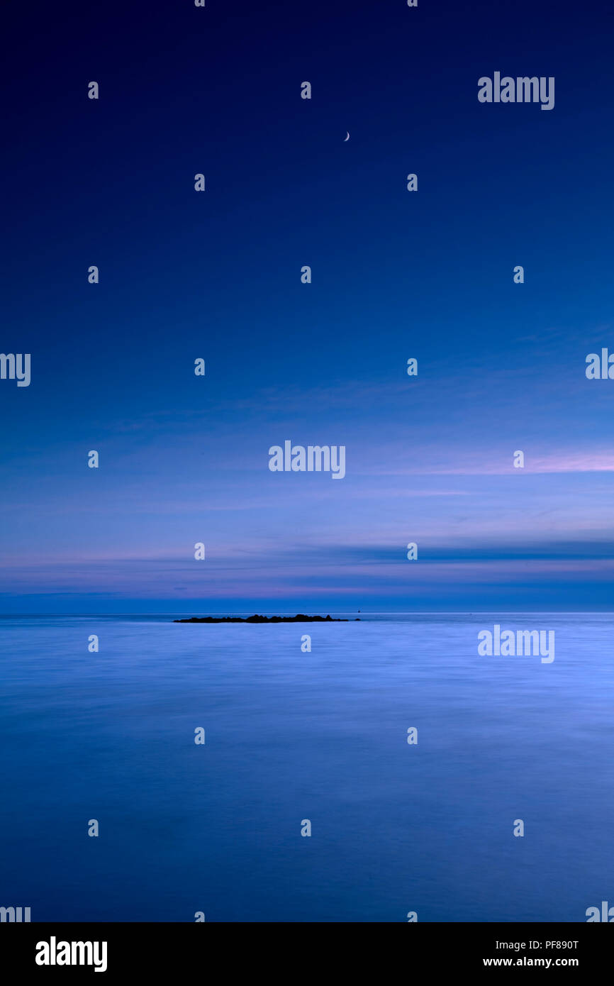 Et l'île à la mer * 1963 : ouverture intégrale de Porth, Anglesey, côte Nord du Pays de Galles au crépuscule Banque D'Images