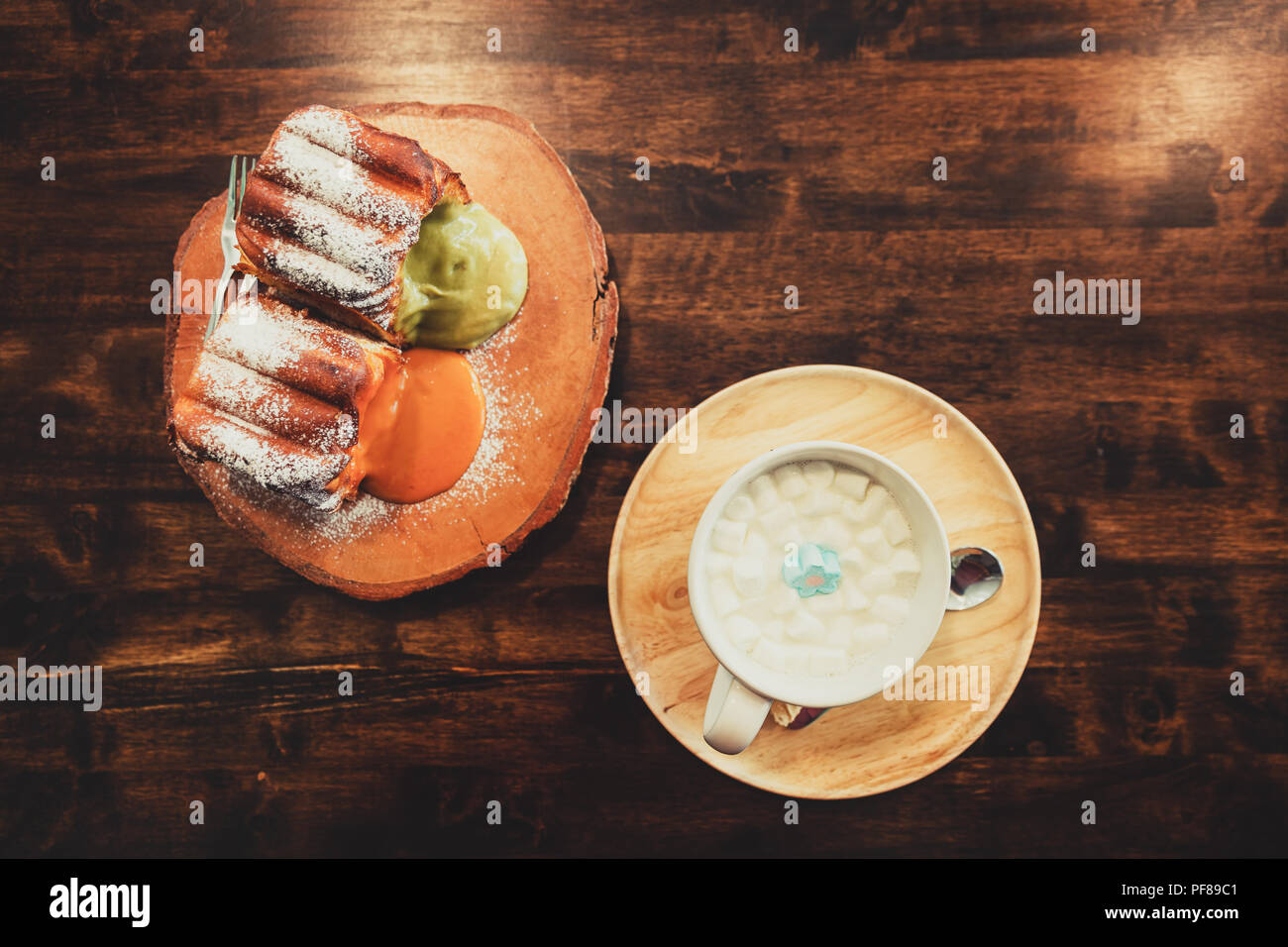 Vue de dessus sur la belle table en bois avec une tasse de chocolat chaud et gâteau de pain fait à la main Banque D'Images