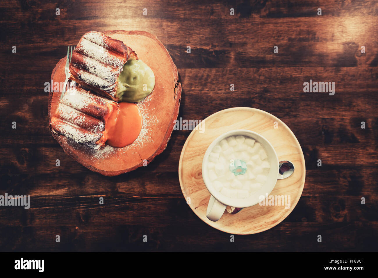 Vue de dessus sur la belle table en bois avec une tasse de chocolat chaud et gâteau de pain fait à la main Banque D'Images