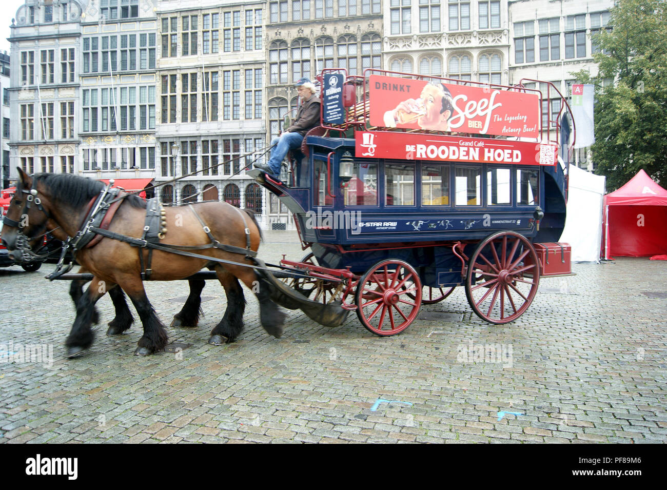 L'autobus dans le centre d'Anvers, Belgique Banque D'Images