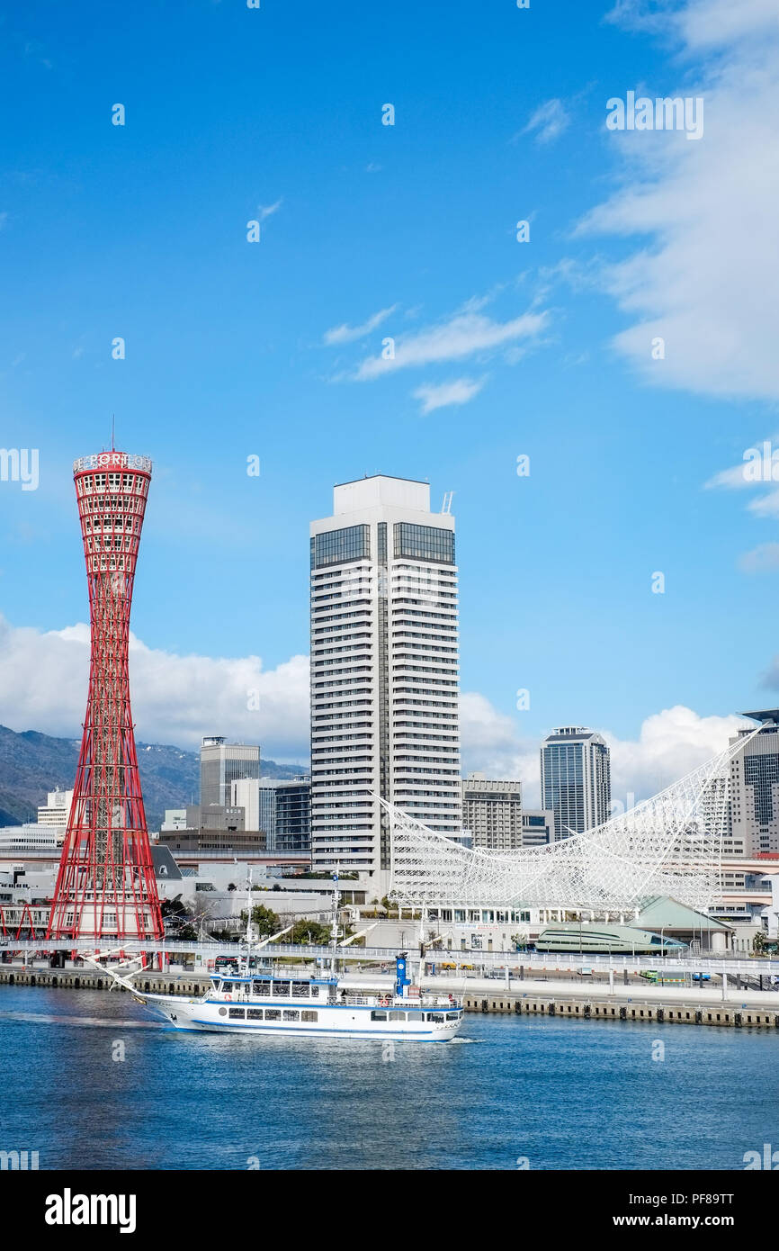 Kobe port Tower, célèbre monument sous dramatique bleu ciel nuageux et soleil à Kobe, Japon Banque D'Images