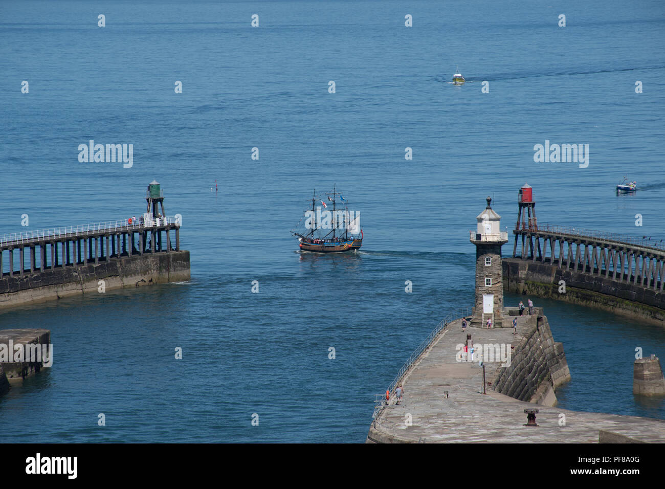 Whitby Yorkshire UK - 25 juin 2018 : Whitby Harbour avec des répliques de voiliers Banque D'Images