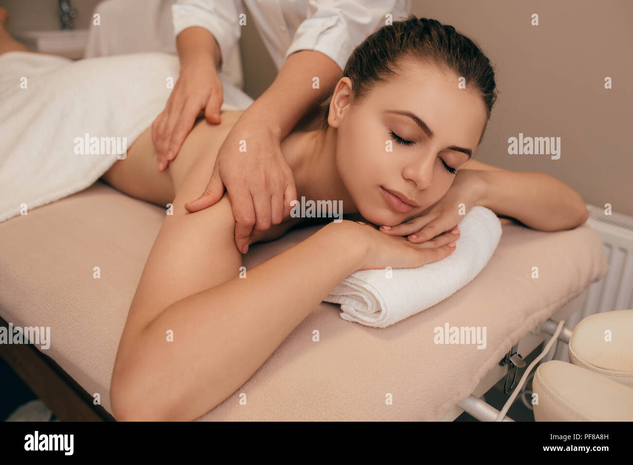 Pretty Woman Getting Spa Treatment dans Spa Salon, libre. Massage relaxant au spa Banque D'Images