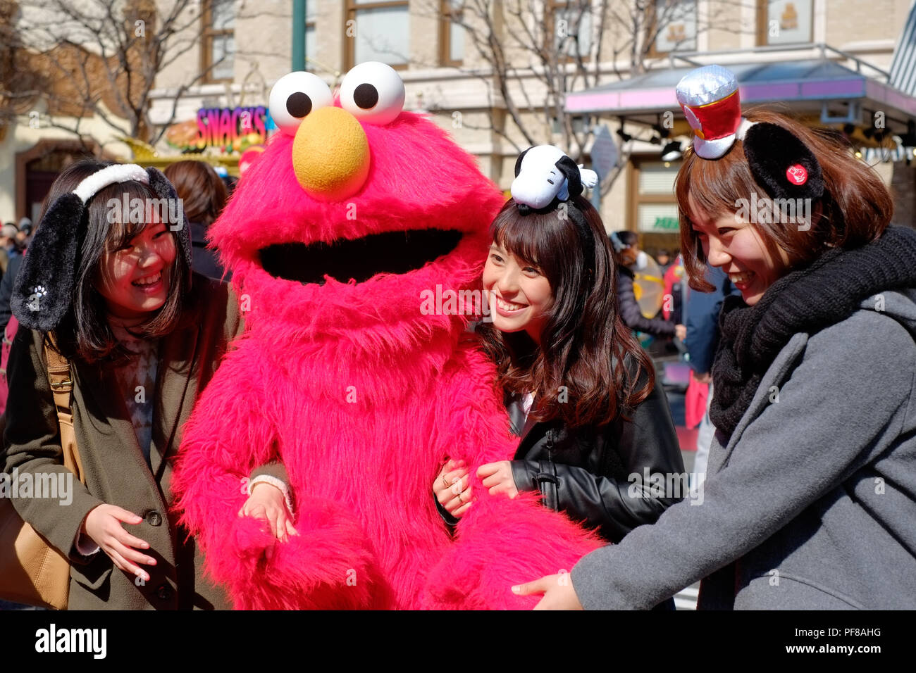 Heureux les filles asiatiques prendre tourné avec Sesame Street Elmo dans Universal Studios Japan (USJ), Osaka, Japon Banque D'Images