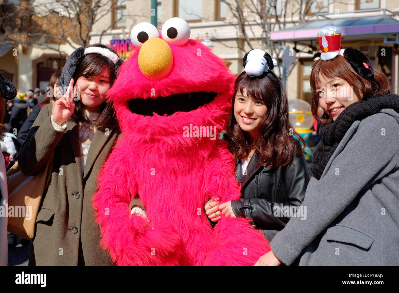 Heureux les filles asiatiques prendre tourné avec Sesame Street Elmo dans Universal Studios Japan (USJ), Osaka, Japon Banque D'Images