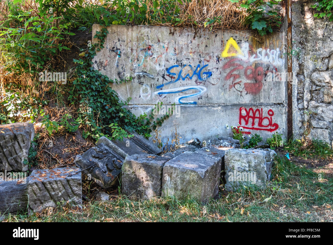 Berlin, Mitte.Niemandsland Garten, aucune terre Mans.Le jardin cimetière reliques & graffiti dans projet de jardin communautaire derrière l'église de la réconciliation de la chapelle Banque D'Images