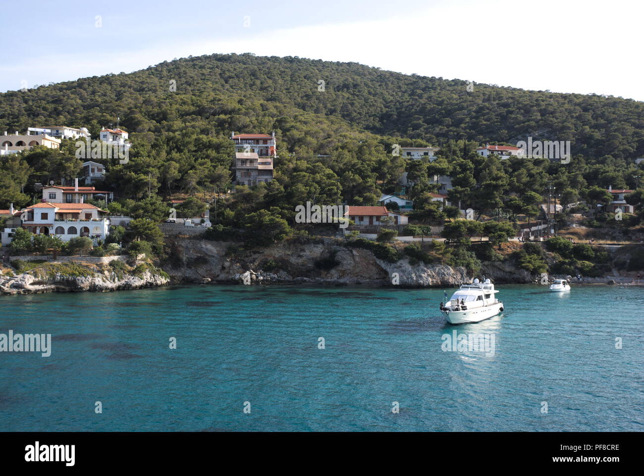 Vue de la voile à la côte rocheuse de l'île d'Agistri. C'est dans le golfe Saronique, et seulement une heure de la voile sur le ferry de Le Pirée, Grèce Banque D'Images