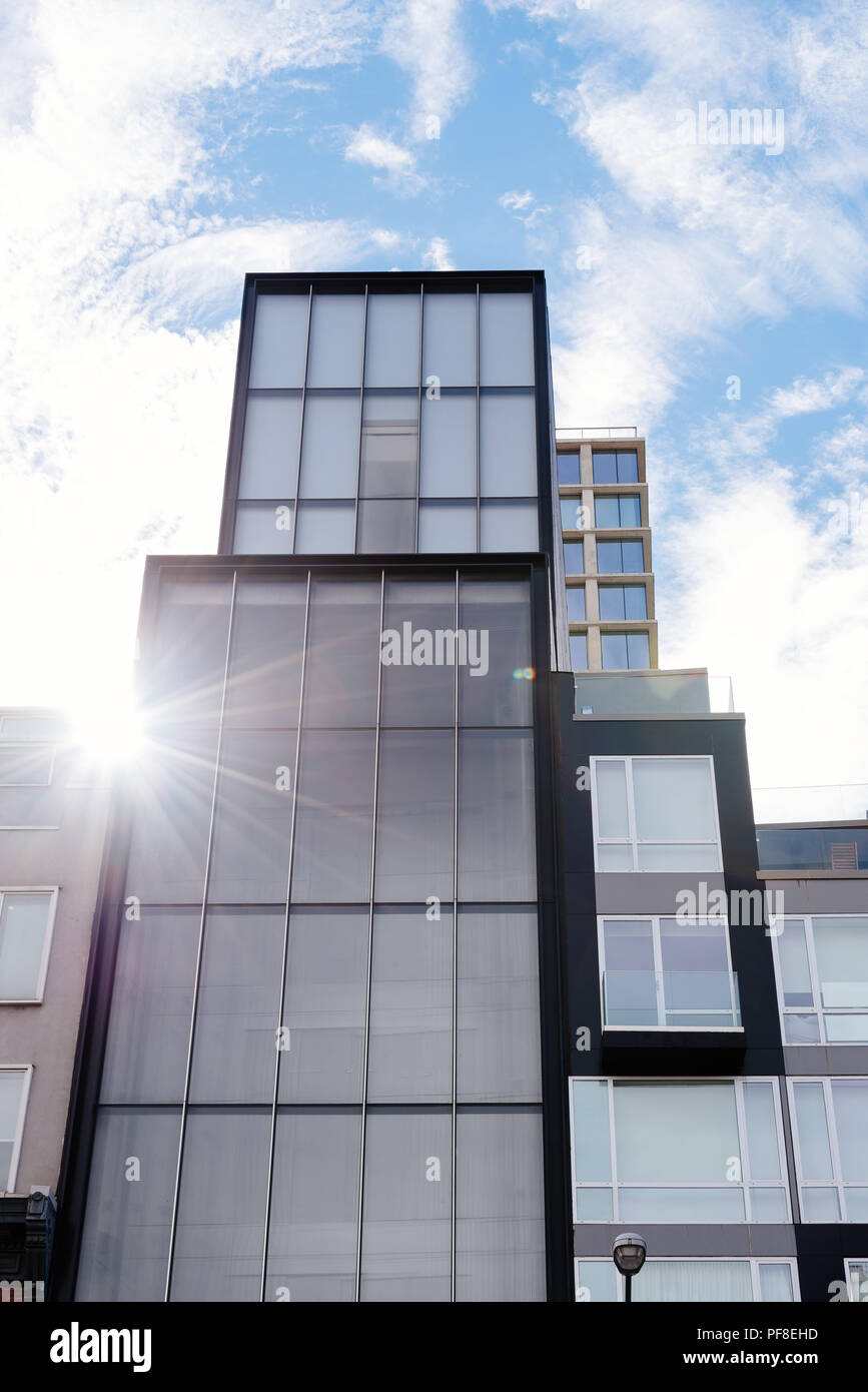 La ville de New York, USA - 20 juin 2018 : Low angle view of modern art gallery building dans Bowery dans East Village de Manhattan. D'en bas contre le ciel Banque D'Images