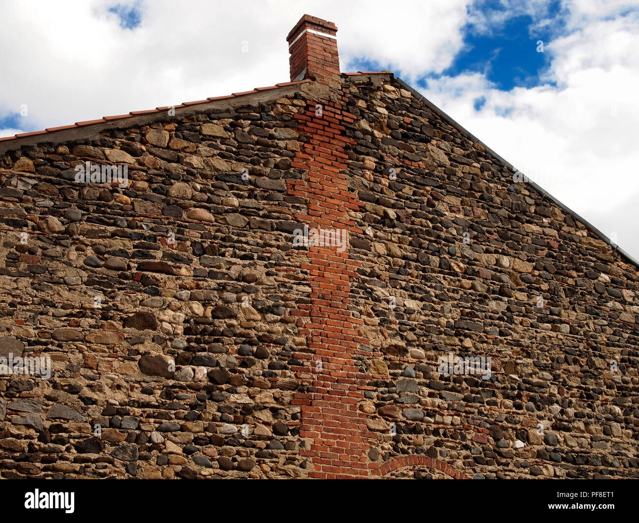 Pignon D Une Maison En Pierre Avec Cheminee En Brique Close Up Photo Stock Alamy