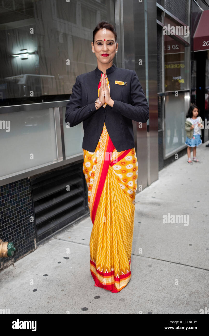 Une belle hôtesse de l'Air India se faisant passer à l'Inde 2018 Day Parade à New York. Banque D'Images