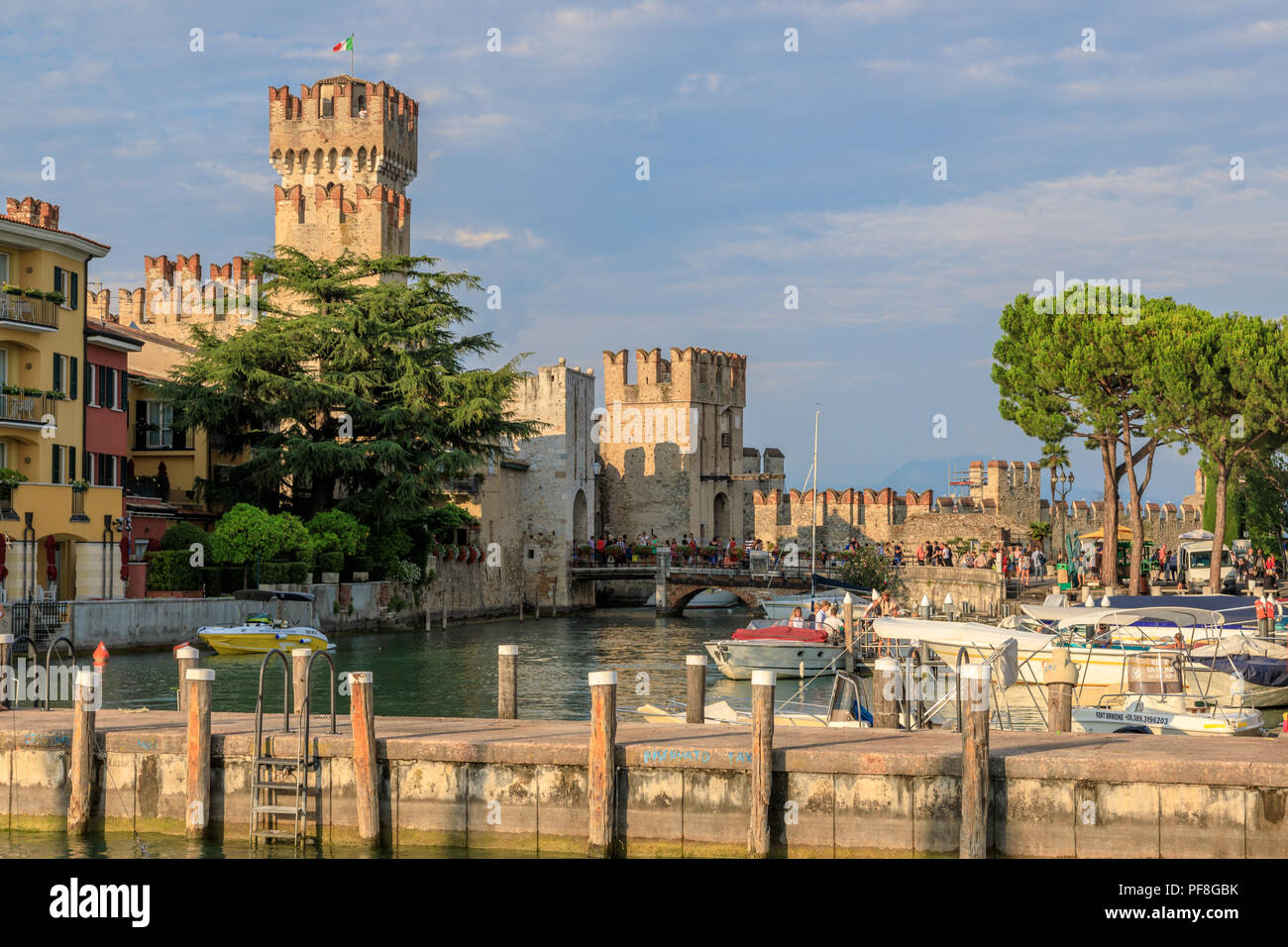 Le port et château de Sirmione une ville médiévale et destination touristique sur le lac de garde dans la région des Lacs Italiens Banque D'Images