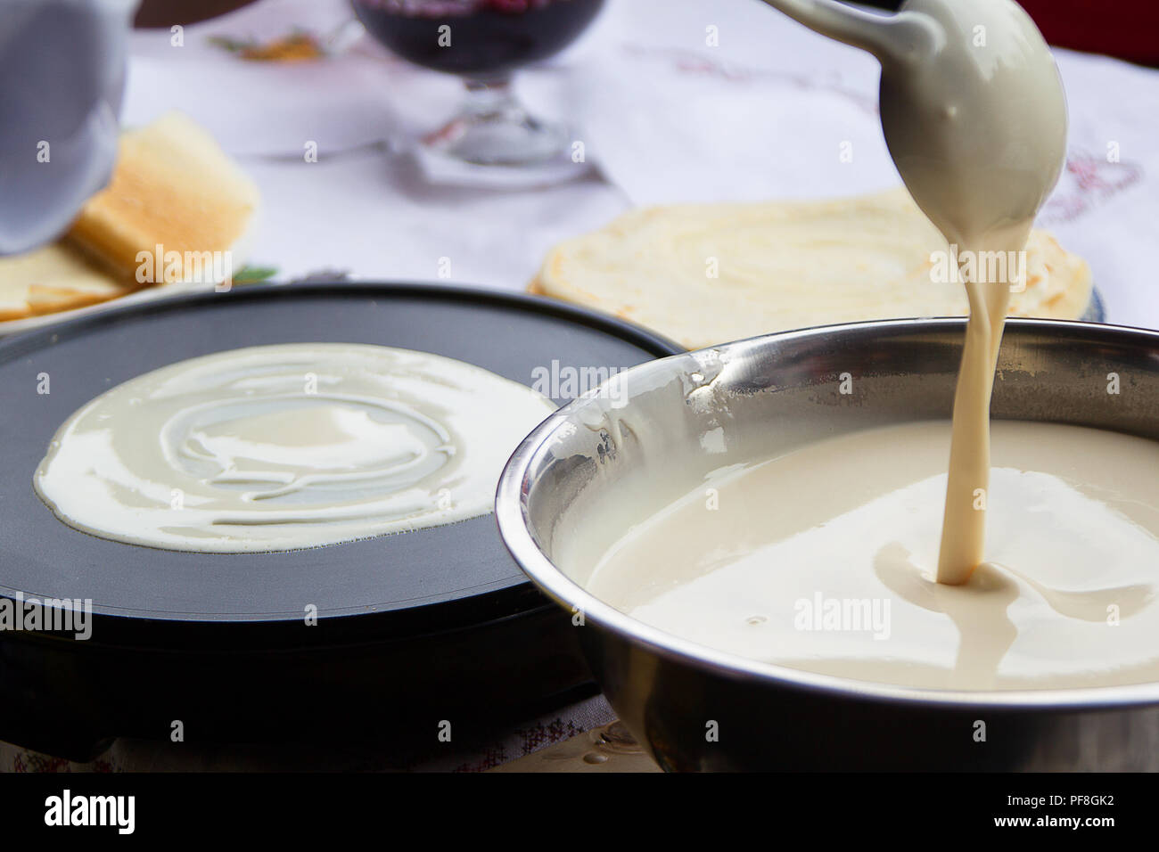 La cuisson des crêpes.Verser la pâte à crêpes dans une poêle Photo Stock Alamy