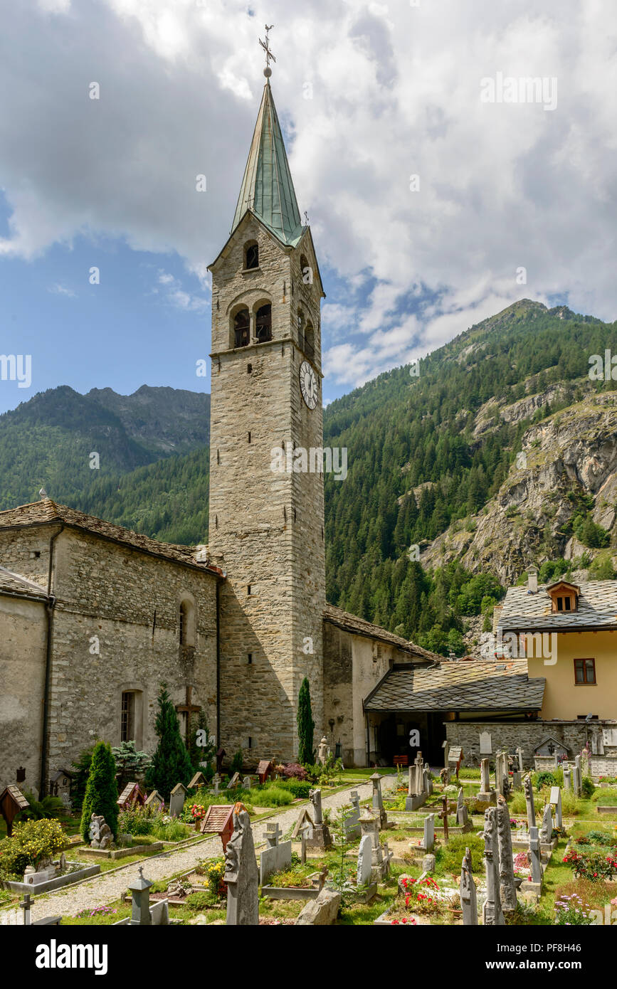 Vue sur clocher Eglise Saint-Jean-Baptiste et à proximité du cimetière, tourné par un beau jour d'été à Gressoney Saint Jean, vallée du Lys, Aoste, ita Banque D'Images