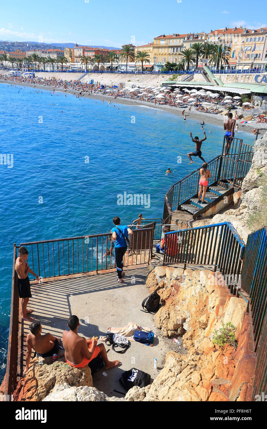 Les jeunes de sauter depuis le bord de la plage, Nice, Alpes Maritimes, Côte d'Azur, France, Europe Banque D'Images