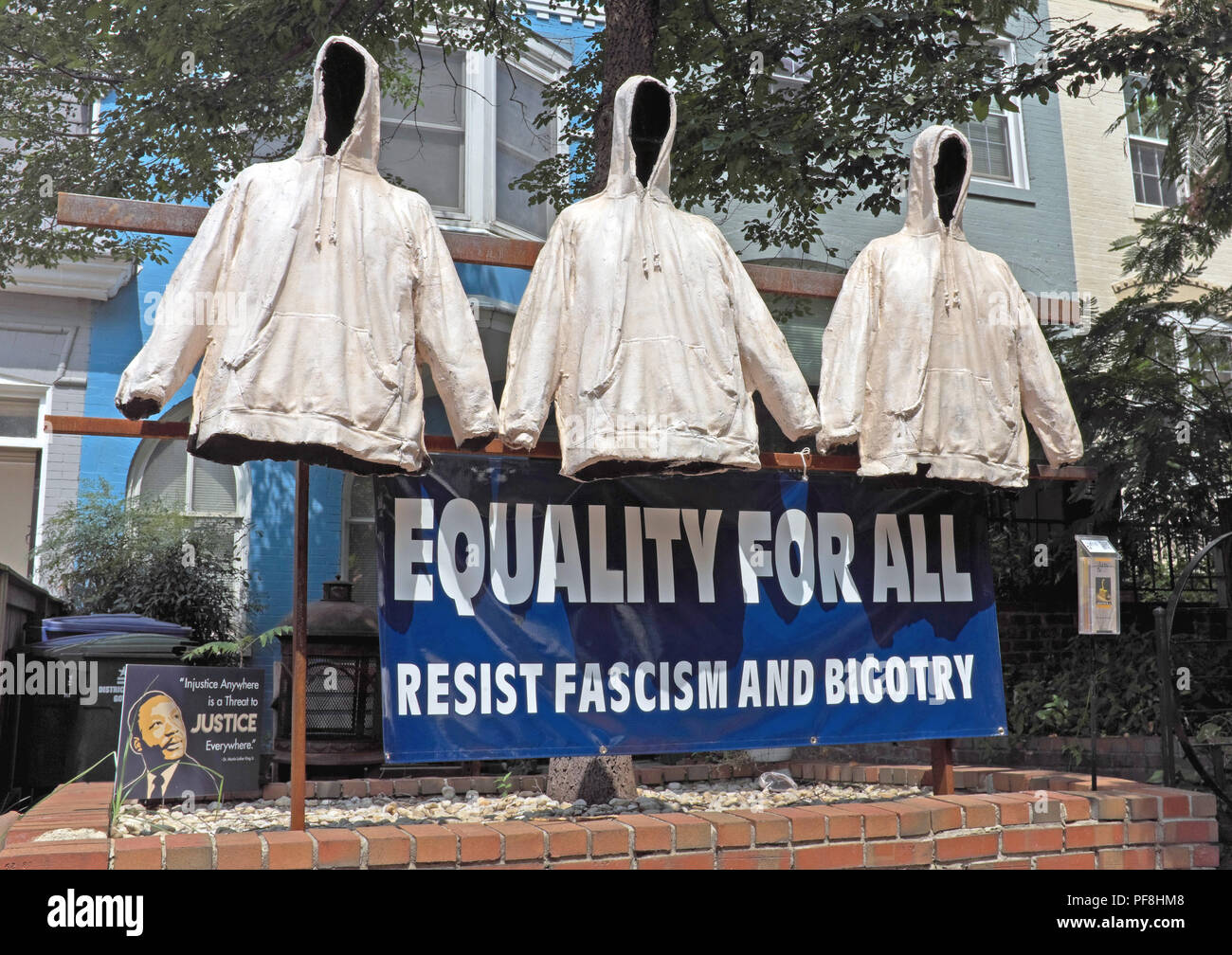 Dans le quartier de Foggy Bottom à Washington, une déclaration est faite "l'égalité pour tous résister le fascisme et la bigoterie' avec 3 mannequins veste blanche. Banque D'Images