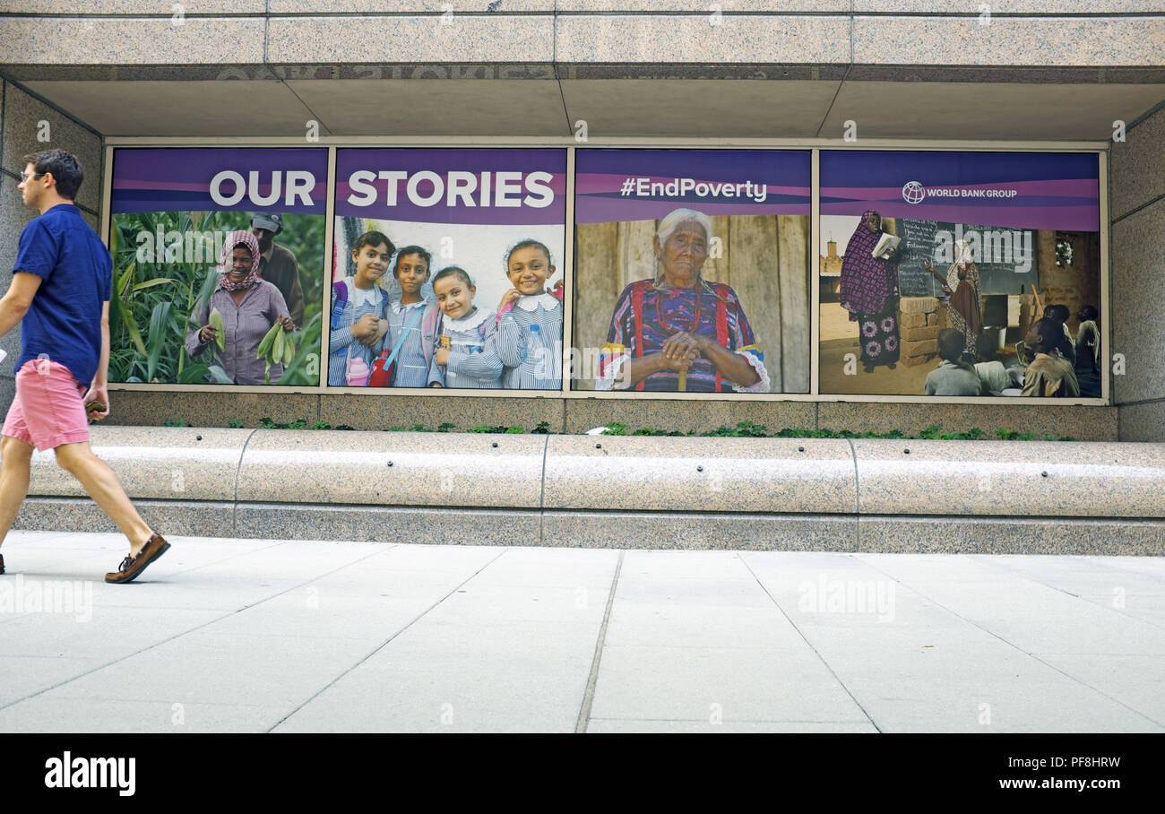 Un homme marche par le Groupe Banque Mondiale, édifice du siège social à Washington, D.C. Banque D'Images