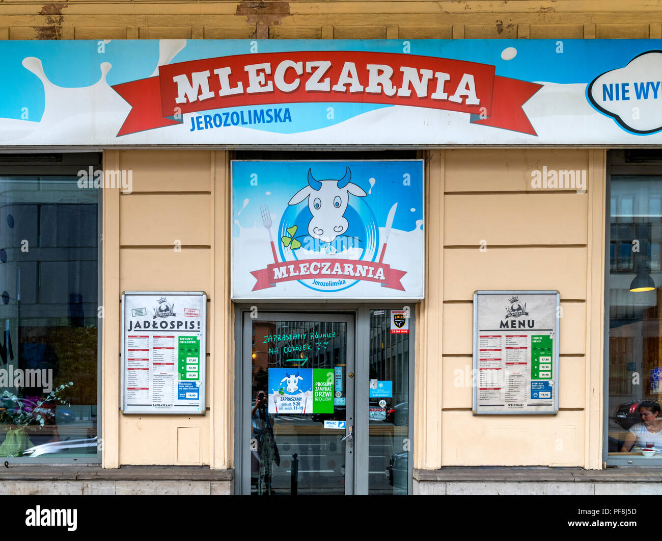 Avant d'un 'Milk' bar (bar mleczny), un type de restaurant bon marché traditionnel à Varsovie, Pologne Banque D'Images