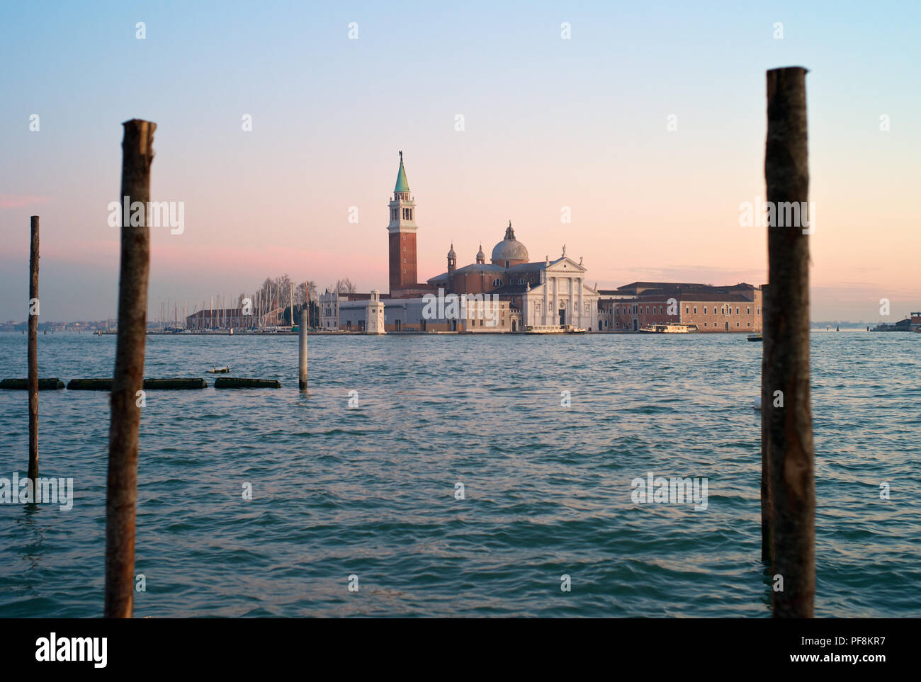 Venise - vue romantique de l'île de San Giorgio Maggiore avec sa tour Campanile en Rose et Pale Bleu Soir lumière Banque D'Images