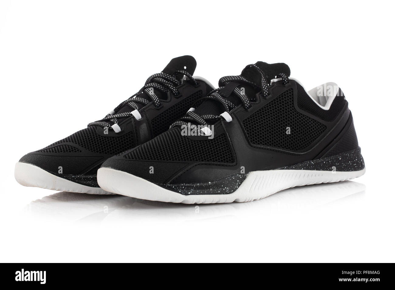Nouvelles chaussures de sport, sneakers isolé sur fond blanc Banque D'Images