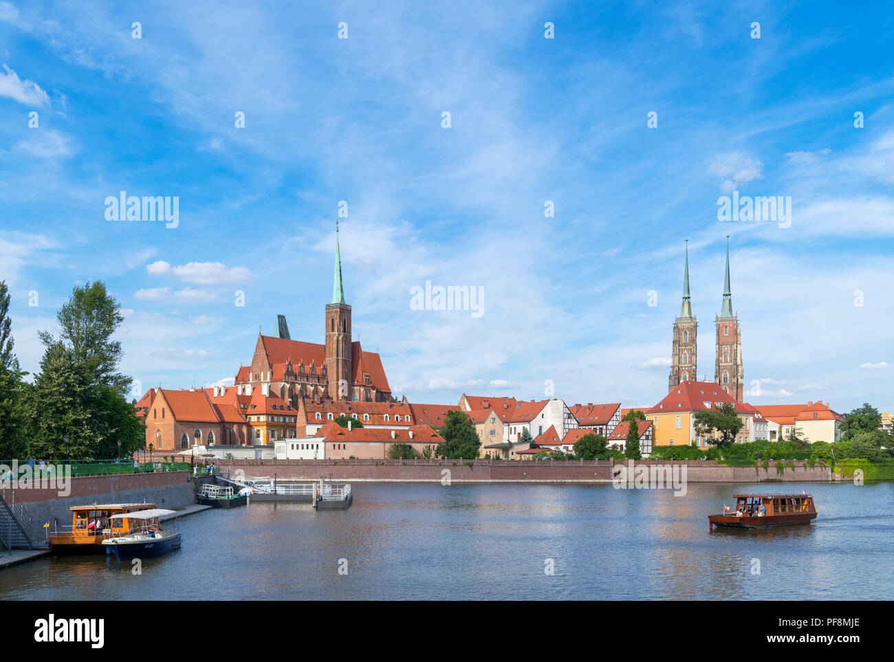 Wroclaw, Pologne. Vue sur la rivière Oder jusqu'à l'île de la Cathédrale avec la cathédrale à droite et l'église de la Sainte Croix à gauche, Wroclaw, Pologne Banque D'Images