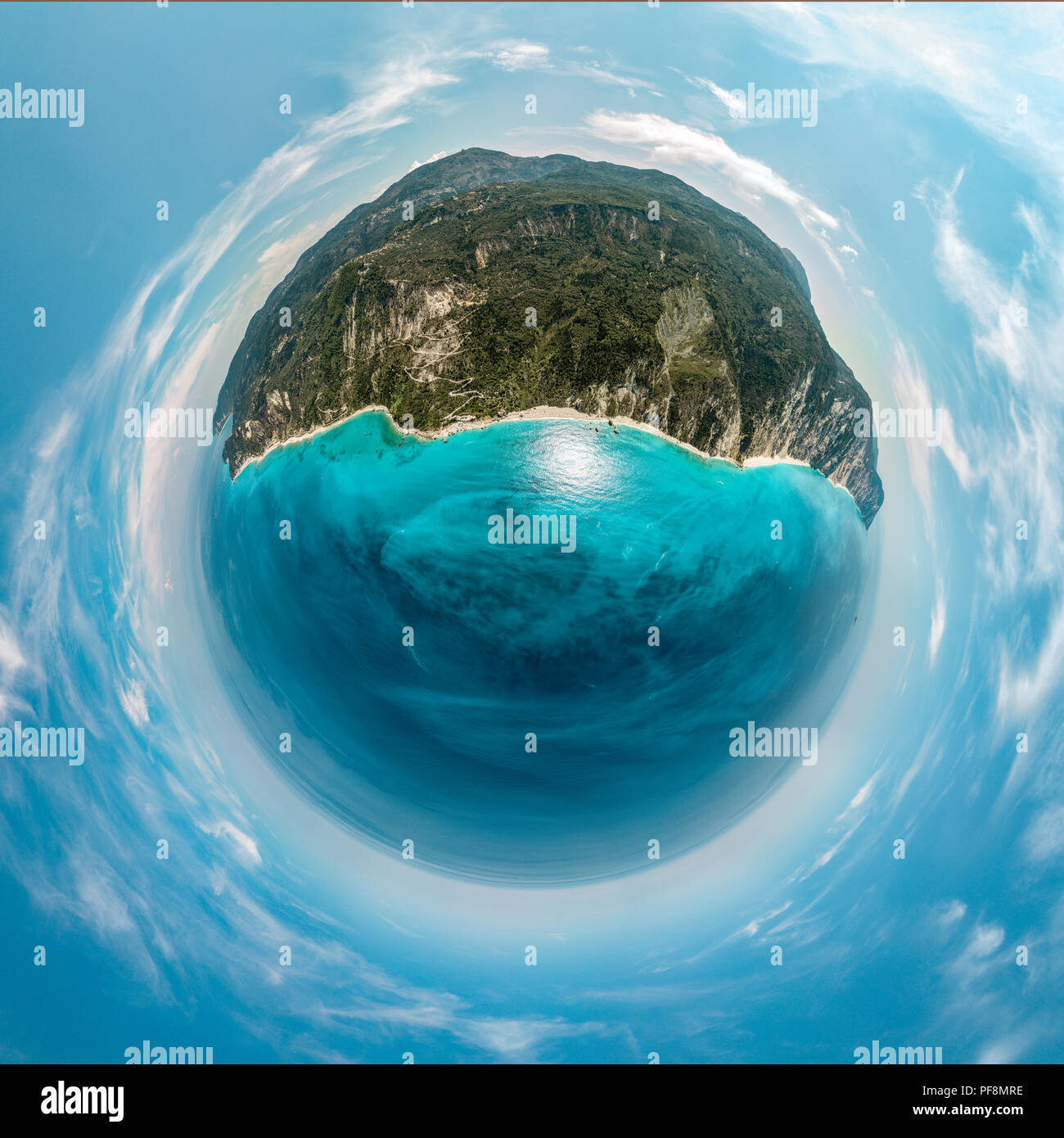 Panorama sphérique d'une petite planète avec des montagnes, mer, plages, rochers, et d'une mer bleue turquoise. Vue sur la Megali Petra et K Banque D'Images