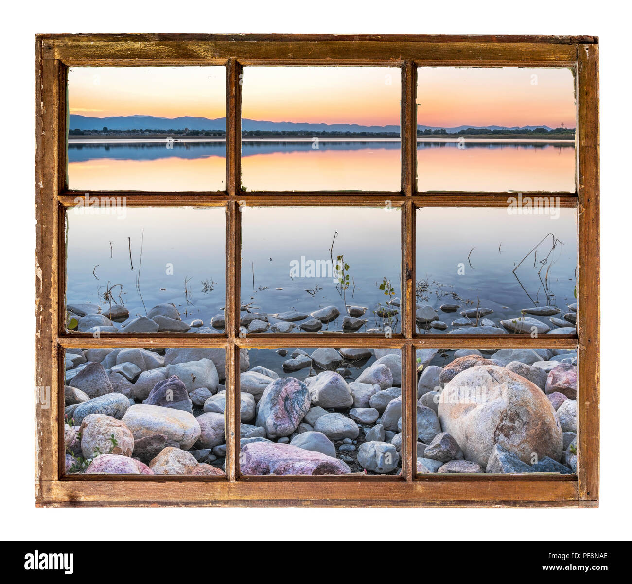 Crépuscule sur un lac dans les Montagnes Rocheuses du Colorado et de Foothills comme vu à travers une fenêtre à guillotine vintage Banque D'Images