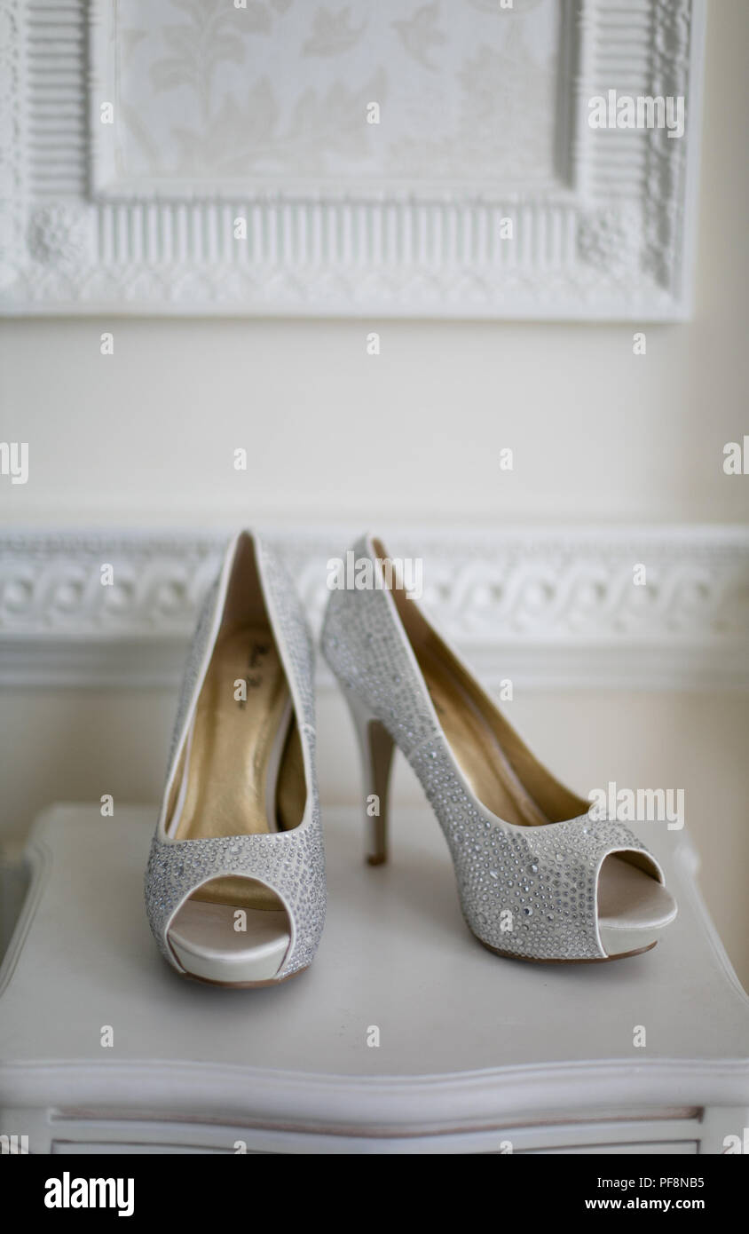 Portrait d'une paire de chaussures de mariée mariage élégant diamante Banque D'Images