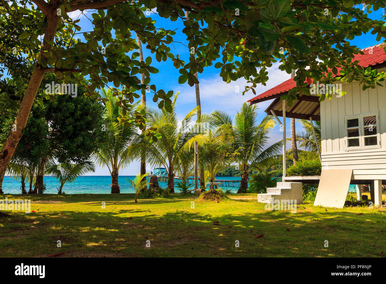 Bungalow sur la première ligne d'une plage tropicale sur la mer en arrière-plan Banque D'Images