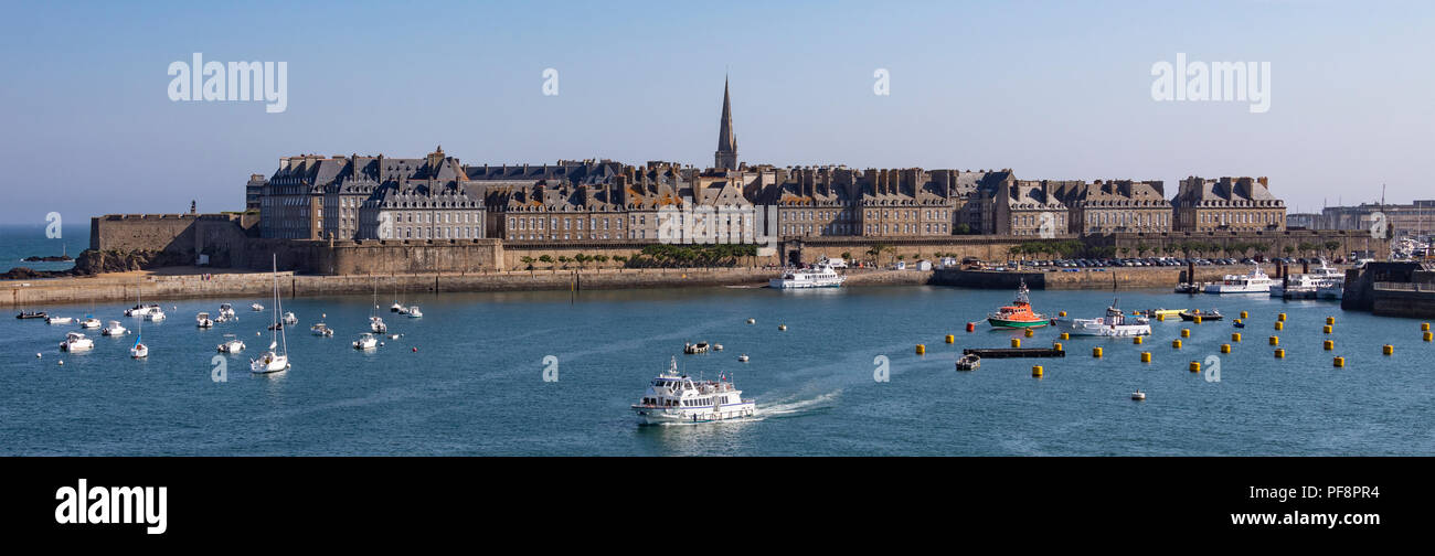 Vue panoramique de la ville et le port de Saint Malo sur la côte de la Manche en Bretagne, nord-ouest de la France. Banque D'Images