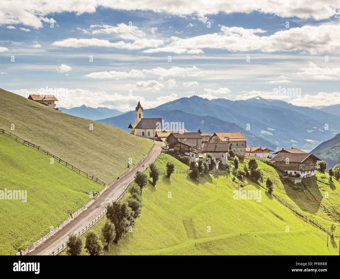 Vue de la montagne village Prenn (mi-station de funiculaire Appartement Inge) dans les alpes Sarntal Banque D'Images