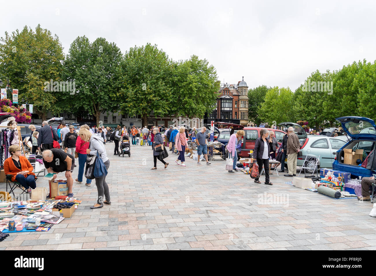 Les gens à un vide grenier à Salisbury place du marché UK Banque D'Images