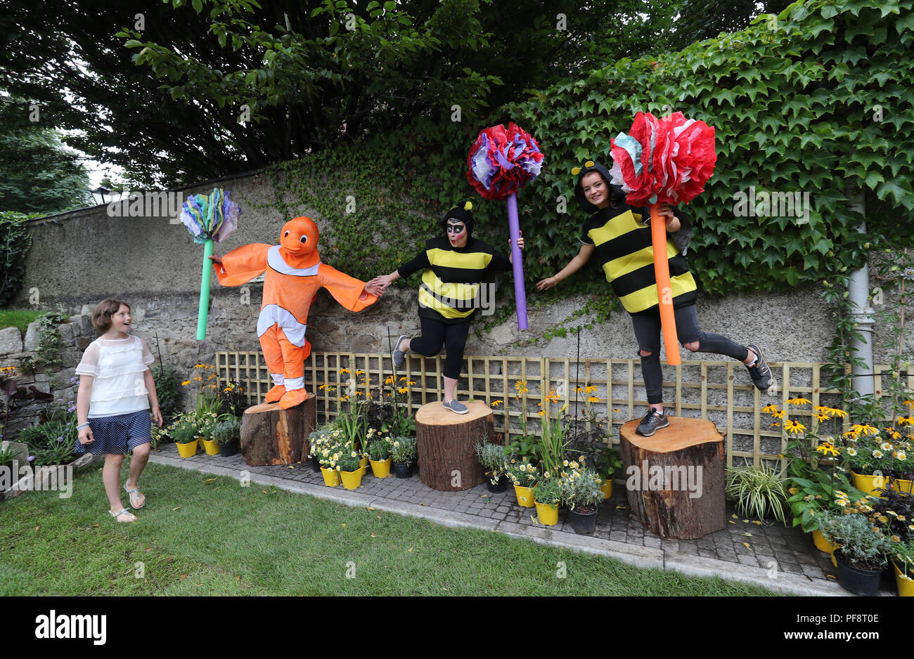 (De gauche à droite) 11 ans Flossie Donnelly, Tim Harden, Frances O'Brien et Ashling Hyden représentée dans un jardin de sculptures dans le parc du monastère Saint Damian's dans le cadre de la Rencontre Mondiale des Familles qui aura lieu à Dublin. Banque D'Images