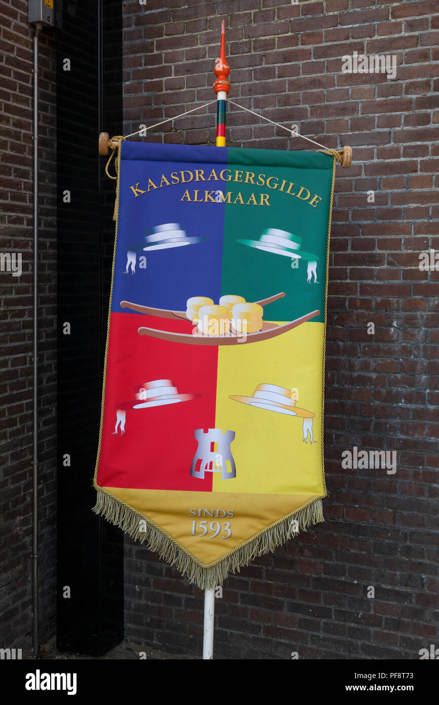 Alkmaar, Pays-Bas - 20 juillet 2018 : colorés traditionnels bannière de la guilde des transporteurs fromage Alkmaar Banque D'Images