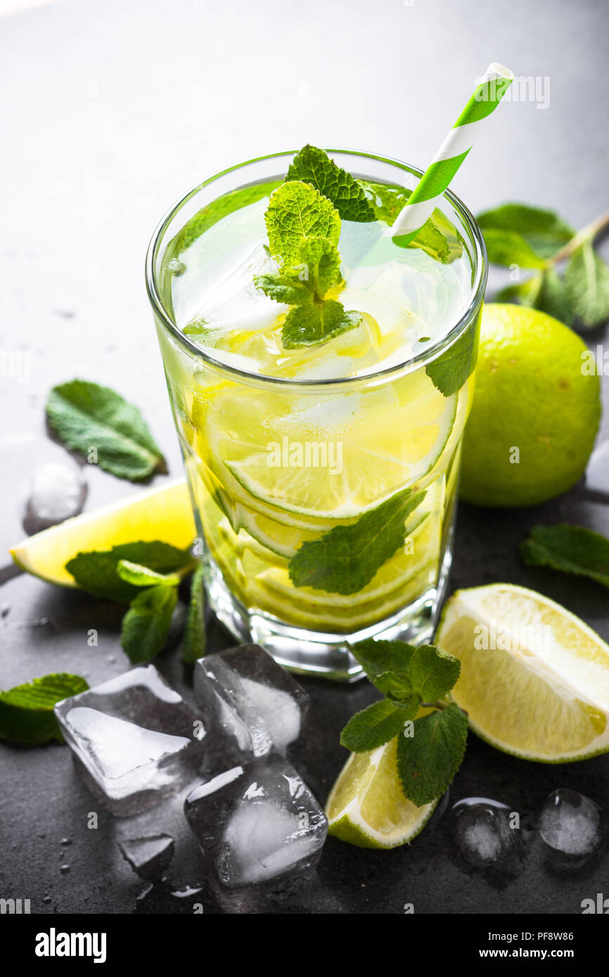 Mojito. Mojito boisson d'été tradition avec de la chaux, de la menthe et de la glace. Banque D'Images