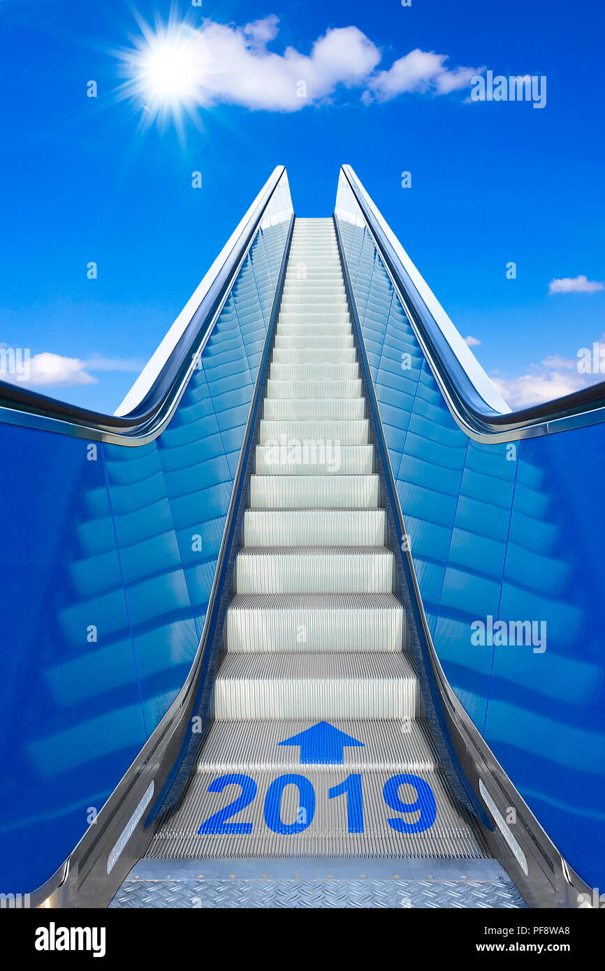 D'atteindre la nouvelle année 2019 sur un escalier ou un escalier mécanique en mouvement dans un ciel bleu clair. Photo Concept de succès et d'atteindre des objectifs sur une surface lisse et facile Banque D'Images