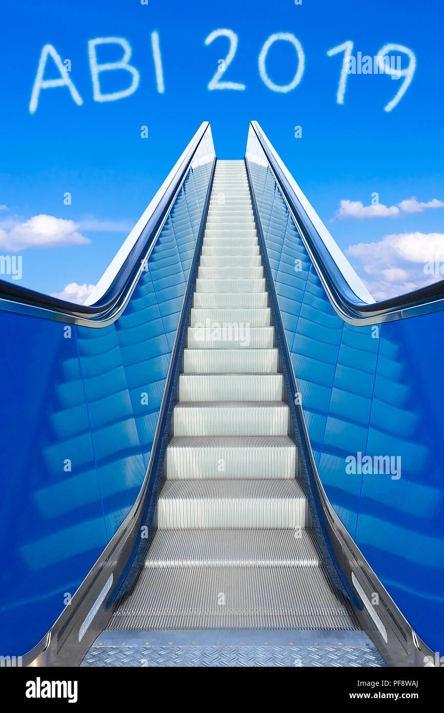 Escalator dans un ciel bleu, concept de réalisation, ABI 2019 texte, l'Abitur allemand signifiant l'obtention du diplôme ou d'A Banque D'Images