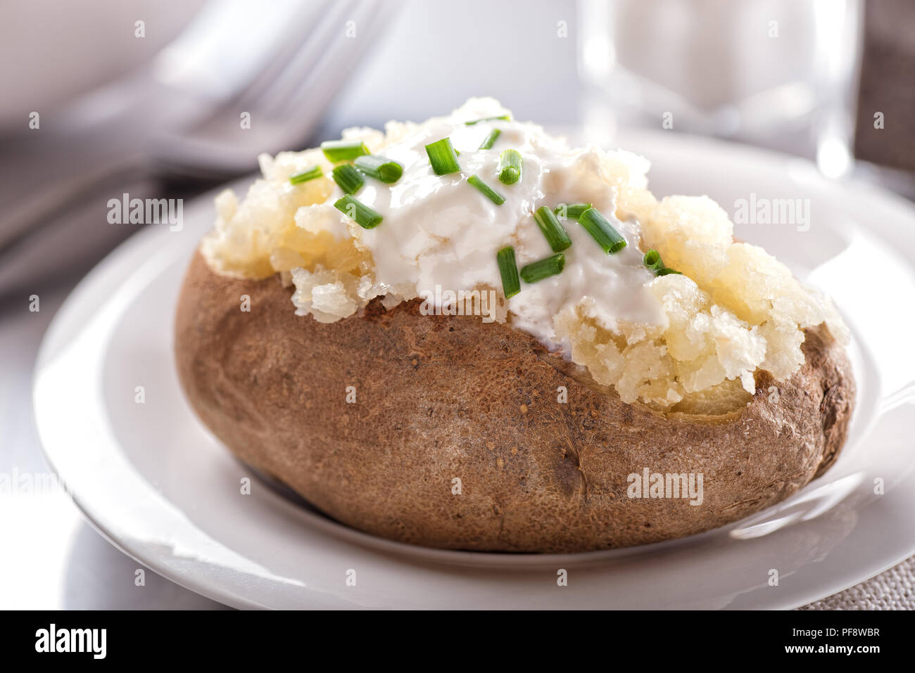 Un délicieux four pomme de terre au four avec de la crème sure et la ciboulette. Banque D'Images