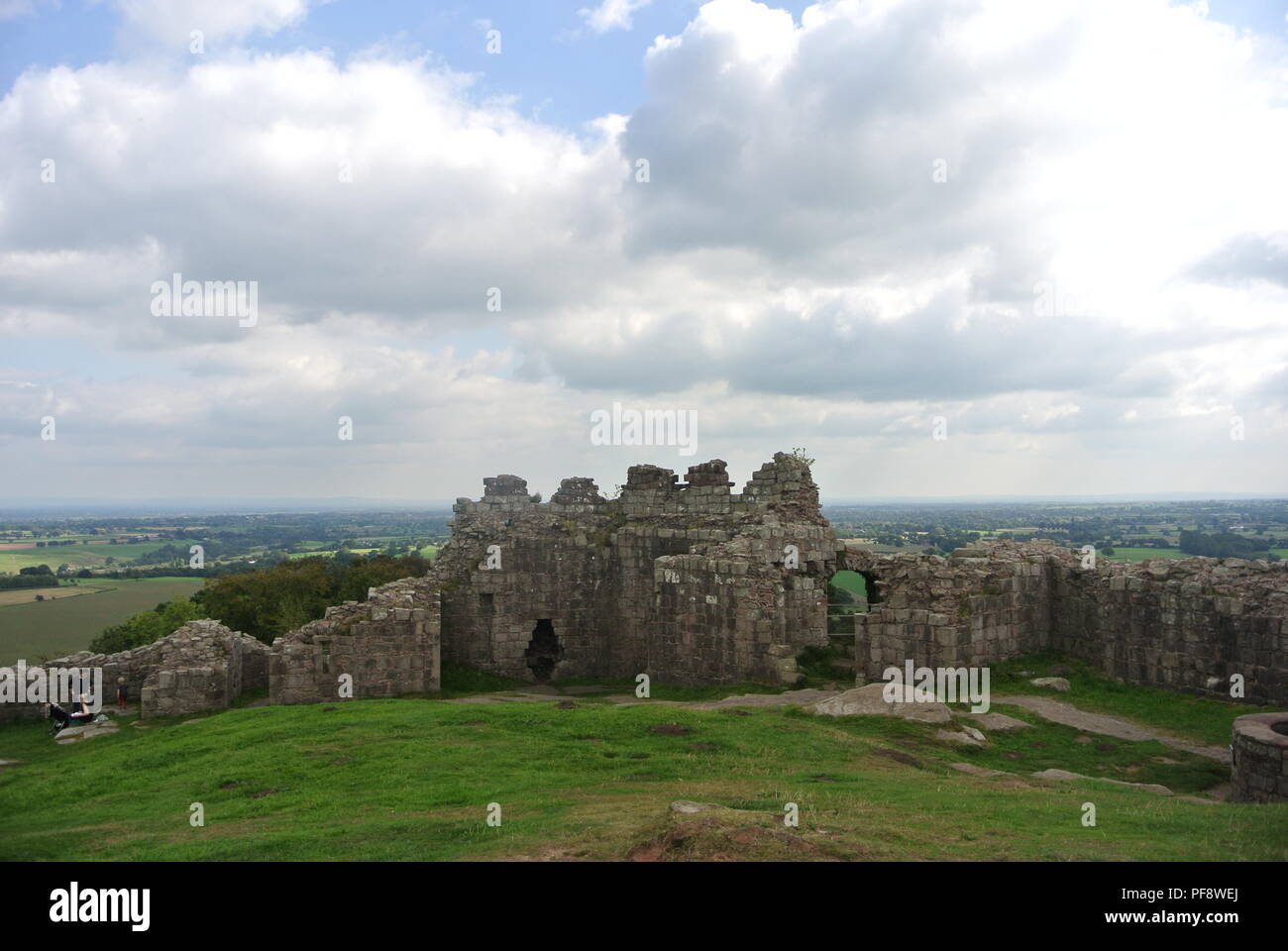 Château médiéval de Beeston, à la frontière gallois-anglais. Ruines anciennes se dressant au-dessus de la magnifique campagne rurale du Cheshire. Un jour d'été tardif. Banque D'Images