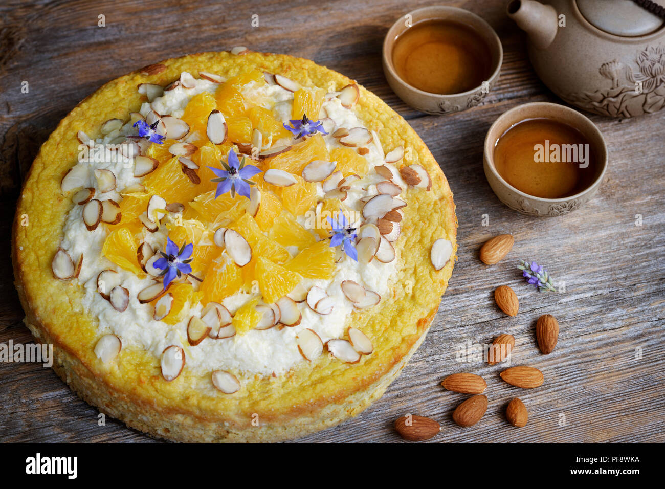 Maison flourless en bonne santé, sans sucre fruits vegan gâteau fait de farine d'amande, d'orange et de l'huile de coco, de l'alimentation sur la vie artistique encore en bois rustique tabl Banque D'Images